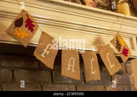 Herbst themed rustikalen handgefertigten Banner auf Kamin, die Zauber fallen Stockfoto