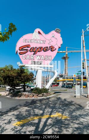 Das Pink Elephant Car Wash Schild an Aurora, 7th Avenue, und Denny in Belltown, Seattle, Washington. Stockfoto