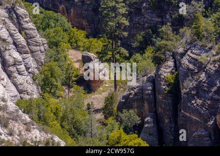 Luftaufnahme des Felstisches am Fuße des Walnut Canyon, Arizona. Stockfoto