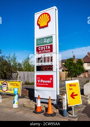 Shell Garage Sign - Shell Tankstelle Zeichen mit Kraftstoffpreisen und Garageneinrichtungen. Shell-Schild. Stockfoto