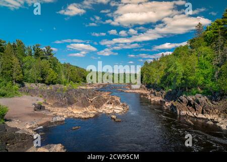 Der St. Louis River entlang des rauschenden Rapids Parkway in Jay Cooke State Park, Minnesota. Stockfoto