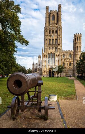 Ely-Kathedrale mit russischer Kanone, von den Russen in Sebastopol gefangen genommen und Ely City von Königin Victoria in 1860 nach dem Krimkrieg gegeben. Stockfoto