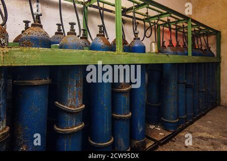 Altes rostiges Bündel blauer Gasflaschen Stockfoto