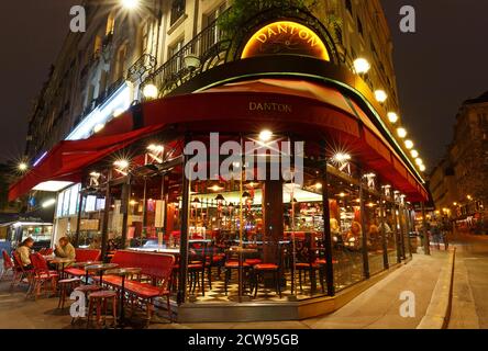 Das traditionelle französische Café Danton befindet sich am Saint-Germain Boulevard. Stockfoto