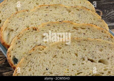 Nahaufnahme der Sauerteig-Brotscheiben auf dem Teller auf dem Tisch Stockfoto