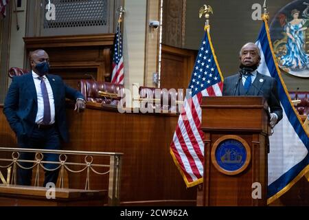 Newark, New Jersey, USA. September 2020. Links, Newark, N.J. Bürgermeister Ras J. Baraka hört, wie Rev. Al Sharpton die Einführung des 'NWK FAM Fund' (Newark 40 Acres und ein Mule Fund) im Rathaus in Newark ankündigt, New Jersey. Reverend Al Sharpton unterstützt den Fonds und die wirtschaftliche Gerechtigkeit, die er schaffen wird. Das neue Investitionsvehikel zielt darauf ab, soziale und wirtschaftliche Ungleichheiten, die durch systemischen Rassismus entstehen, zu bekämpfen und zu verringern. Sowie das Kapital direkt in die Hände von Newark Black und Latinx Unternehmer, die es am meisten brauchen und die unter den größten Barrieren leiden. Ba Stockfoto