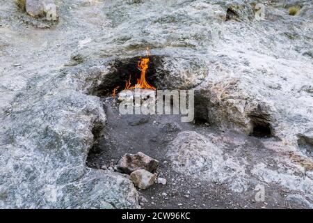 Yanartas brennende Steine ist ein geografisches Merkmal in der Nähe von Olympos Tal und Nationalpark in der Provinz Antalya in der südwestlichen Türkei Stockfoto