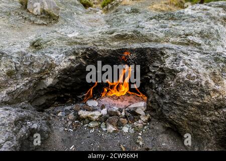 Yanartas brennende Steine ist ein geografisches Merkmal in der Nähe von Olympos Tal und Nationalpark in der Provinz Antalya in der südwestlichen Türkei Stockfoto