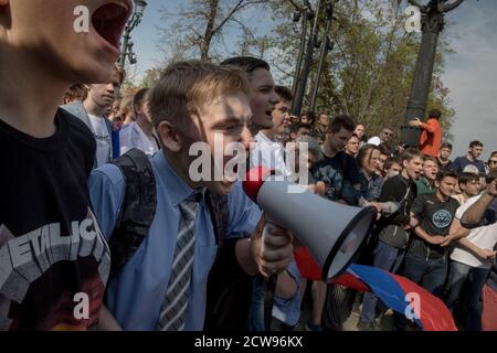 Moskau, Russland. 5. Mai 2018 Oppositionsbefürworter halten Plakate und rufen Slogans während einer nicht autorisierten Anti-Putin-Kundgebung, die von Oppositionsführer Alexei Nawalny in Moskau aufgerufen wurde, zwei Tage vor Wladimir Putins Amtseinführung für eine vierte Kreml-Amtszeit Stockfoto