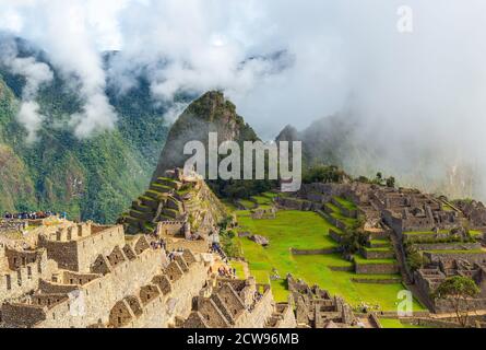 Machu Picchu in Nebel und Wolken, Provinz Cusco, Peru. Stockfoto