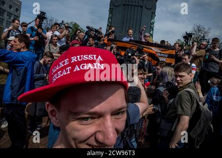 Moskau, Russland. Mai 2018. Ein junger Mann mit Mütze und Aufschrift "Make Russia great again" nimmt an einem unerlaubten Oppositionsprotest auf dem Moskauer Puschkinskaja-Platz in Russland Teil Stockfoto