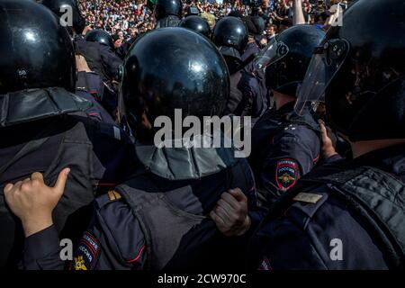 Moskau, Russland. 5. Mai 2018 Polizisten auf dem Strastnoy Boulevard Anhänger von Alexei Nawalny während einer nicht autorisierten Oppositionskundgebung im Zentrum von Moskau, Russland festgenommen Stockfoto