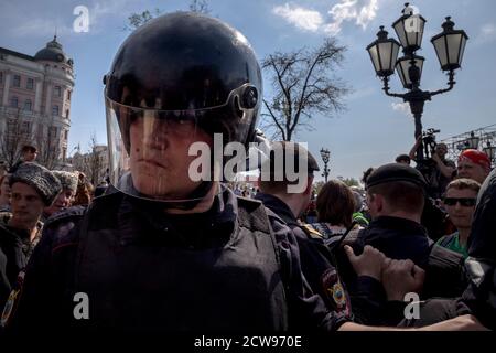 Moskau, Russland. 5. Mai 2018 russische Polizisten sichern das Gebiet während einer nicht autorisierten Anti-Putin-Kundgebung, die von Oppositionsführer Alexej Nawalny im Zentrum von Moskau, zwei Tage vor Wladimir Putins Amtseinführung für eine vierte Kreml-Amtszeit, aufgerufen wurde Stockfoto