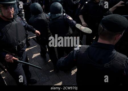 Moskau, Russland. 5. Mai 2018 Polizisten auf dem Strastnoy Boulevard Anhänger von Alexei Nawalny während einer nicht autorisierten Oppositionskundgebung im Zentrum von Moskau, Russland festgenommen Stockfoto