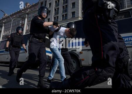 Moskau, Russland. 5. Mai 2018 Polizisten auf dem Strastnoy Boulevard Anhänger von Alexei Nawalny während einer nicht autorisierten Oppositionskundgebung im Zentrum von Moskau, Russland festgenommen Stockfoto