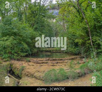 Baume-Les-Messieurs, Frankreich - 09 01 2020: Der Fluss Le Dard in der Nähe des trockenen Wasserfalls Stockfoto