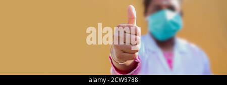 Gesundheit und Medizin Konzept - Nahaufnahme der Ärztin Hand mit Daumensup Stockfoto
