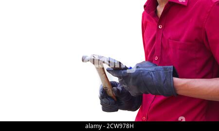 Zugeschnittenes Bild der Mechanik, die im Autoservice arbeitet. Hand hält Cutter mit Hammer Stockfoto