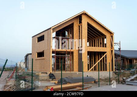 Holzrahmen vorgefertigte Kabine oder Fertighaus im Bau als modulares Gehäuse und Flat Pack Häuser Konzept. Stockfoto