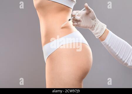Schlanke Frau mit Lipolyse Behandlung im Schönheitssalon Stockfoto
