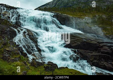 Nyastolfossen fällt, die zweite in Kaskade von vier Wasserfällen in Husedalen Tal, Kinsarvik, Norwegen Stockfoto