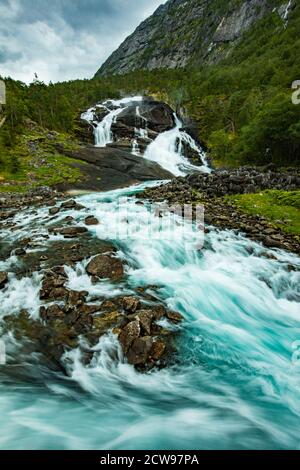 Nyastolfossen fällt, die zweite in Kaskade von vier Wasserfällen in Husedalen Tal, Kinsarvik, Norwegen Stockfoto