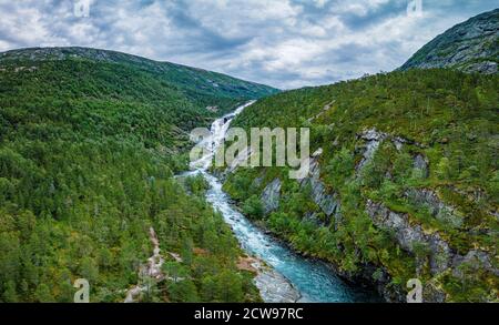 Nyastolfossen fällt, die zweite in Kaskade von vier Wasserfällen in Husedalen Tal, Kinsarvik, Norwegen Stockfoto