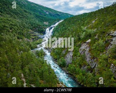 Nyastolfossen fällt, die zweite in Kaskade von vier Wasserfällen in Husedalen Tal, Kinsarvik, Norwegen Stockfoto