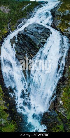 Nyastolfossen fällt, die zweite in Kaskade von vier Wasserfällen in Husedalen Tal, Kinsarvik, Norwegen Stockfoto