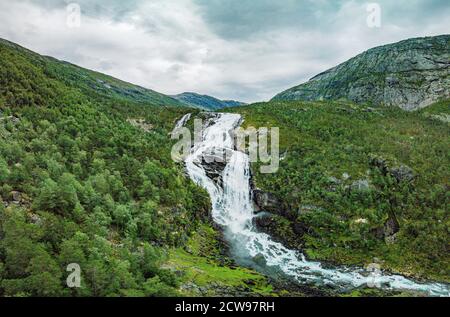 Nyastolfossen fällt, die zweite in Kaskade von vier Wasserfällen in Husedalen Tal, Kinsarvik, Norwegen Stockfoto