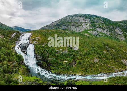 Nyastolfossen fällt, die zweite in Kaskade von vier Wasserfällen in Husedalen Tal, Kinsarvik, Norwegen Stockfoto