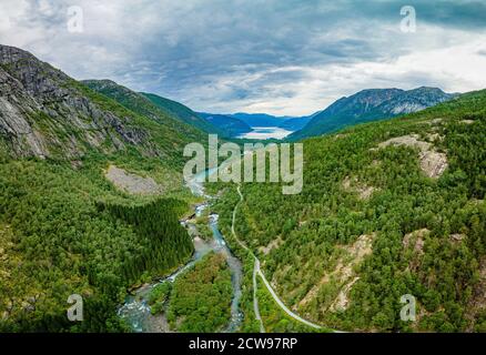 Nyastolfossen fällt, die zweite in Kaskade von vier Wasserfällen in Husedalen Tal, Kinsarvik, Norwegen Stockfoto