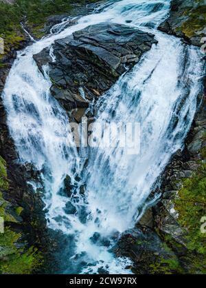 Nyastolfossen fällt, die zweite in Kaskade von vier Wasserfällen in Husedalen Tal, Kinsarvik, Norwegen Stockfoto