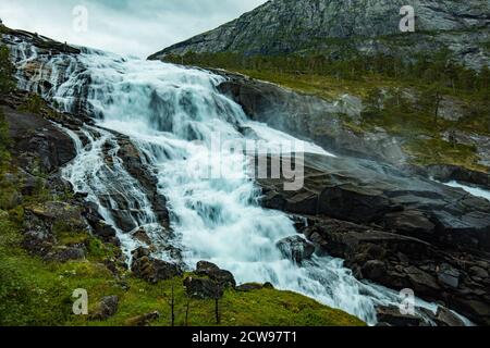 Nyastolfossen fällt, die zweite in Kaskade von vier Wasserfällen in Husedalen Tal, Kinsarvik, Norwegen Stockfoto