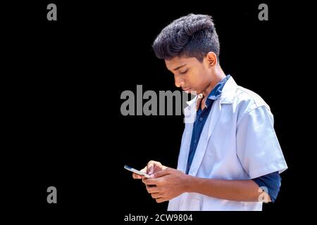 Arzt mit Handy auf schwarzem Hintergrund Stockfoto