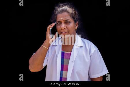 Arzt Frau, medizinische Professionelle happy Sprechen mit einem Smartphone Mobiltelefon Stockfoto