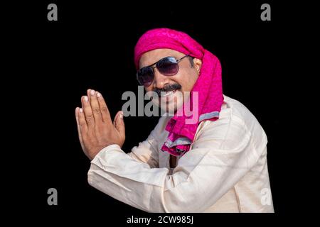 Lächelnder kaukasischer älterer Mann isoliert auf schwarzem Studiohintergrund halten Hände Stockfoto