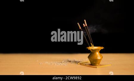 Reed Diffusor auf Holztisch im Zimmer auf einer schwarzen Wand. Handgefertigter Reed-Fresher Stockfoto