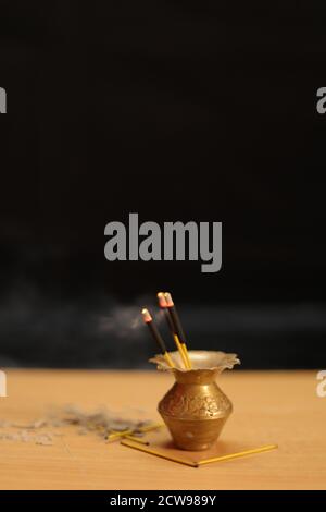 Reed Diffusor auf Holztisch im Zimmer auf einer schwarzen Wand. Handgefertigter Reed-Fresher Stockfoto
