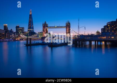 Ein Abendblick auf die Tower Bridge und den Shard von St Katharine Docks, London, Großbritannien Stockfoto