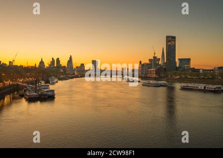 Sonnenaufgang über der City und Canary Wharf von der Waterloo Bridge aus gesehen, London Großbritannien Stockfoto