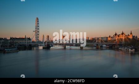 Sonnenaufgang über dem London Eye und Big Ben von der Waterloo Bridge aus gesehen, London, Großbritannien Stockfoto