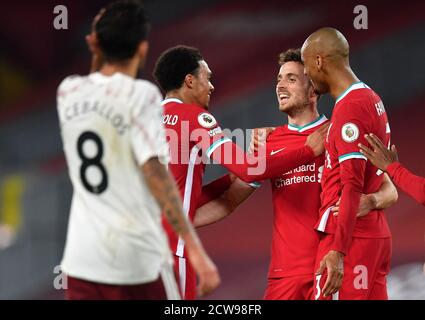 Liverpools Diogo Jota (zweiter rechts) feiert das dritte Tor seiner Mannschaft mit Teamkollegen während des Premier League-Spiels in Anfield, Liverpool. Stockfoto