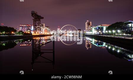 Ein perfekt stilles River Clyde bei Nacht, Glasgow, Schottland. Reflexionen des titan-Krans und des clyde-Bogens funkeln im Wasser Stockfoto