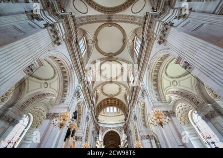 Innenraum der St Paul's Cathedral in London, Großbritannien Stockfoto