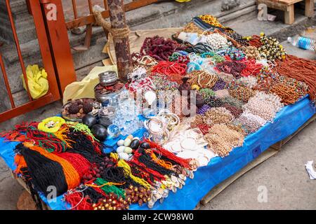 Schöner und eleganter Schmuck und Accessoires, die auf der Straße ausgestellt werden Märkte Stockfoto