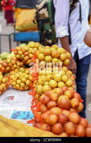 Frisches Obst in einem Stall auf der Straße der Gemeinde, Stockfoto
