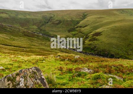 Tavy River Tal durchschneidet Granitmoor Dartmoor Stockfoto