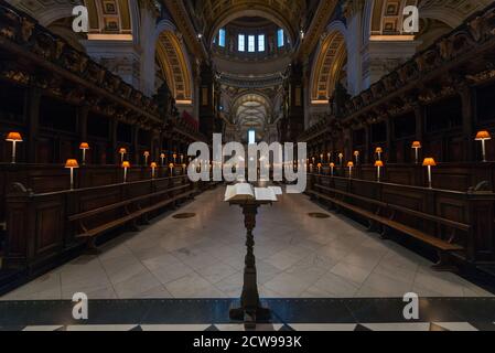 Innenraum der St Paul's Cathedral in London, Großbritannien Stockfoto