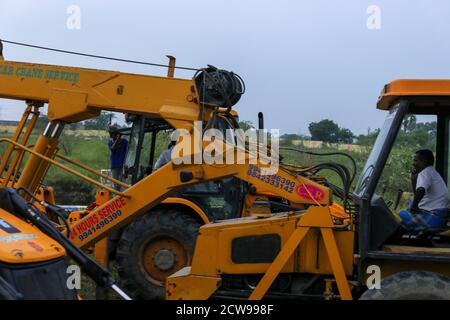 Gelber Gabelstapler und Kran beim Be- und Entladen von Fracht bei Der Port auf einem Hintergrund Stockfoto